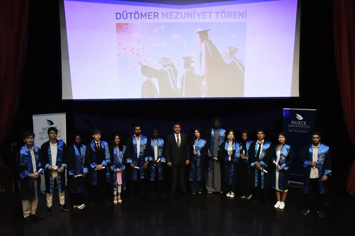 Düzce Üniversitesi'nde 63 Öğrencinin Türkçe Mezuniyet Töreni