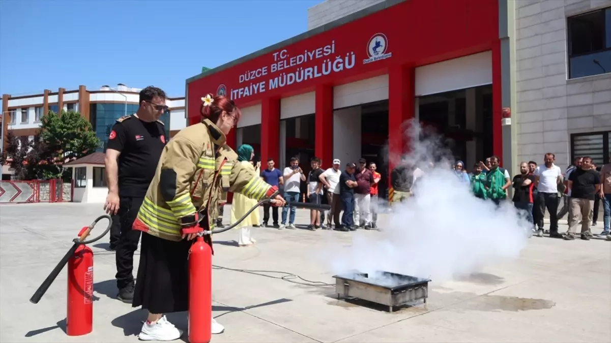 Düzce'de Akaryakıt İstasyonu Çalışanlarına Yangın Güvenliği Eğitimi Verildi