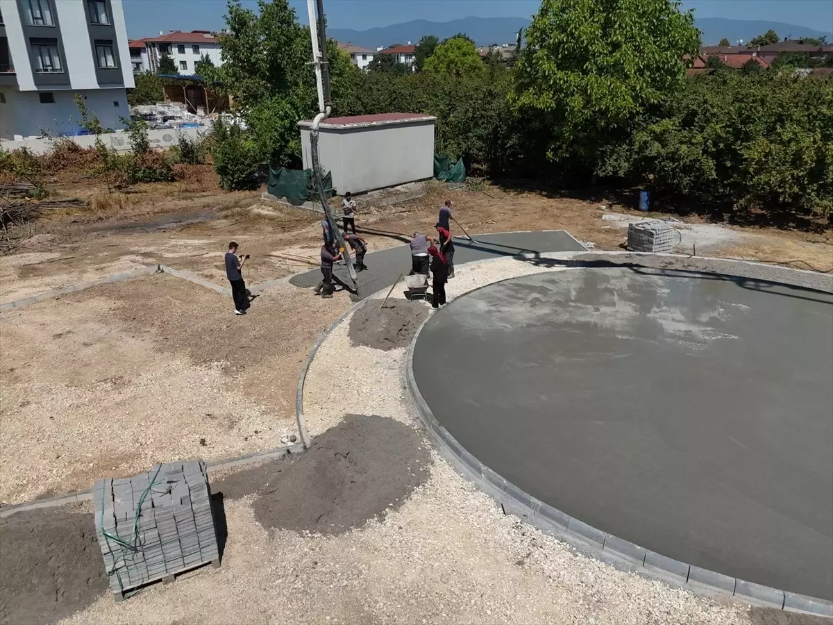 Düzce Belediyesi Karaca Deresi Korkuluklarını Yeniliyor ve Yeni Sosyal Alan İnşa Ediyor