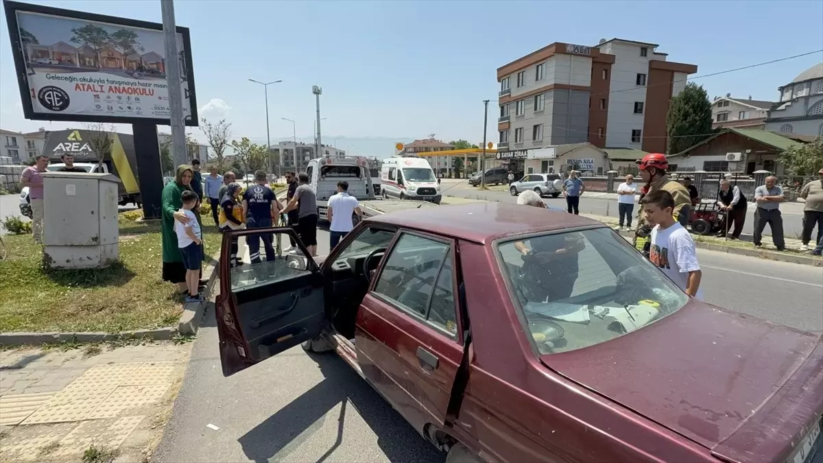 Düzce'de Otomobil Kazası: 3 Yaralı
