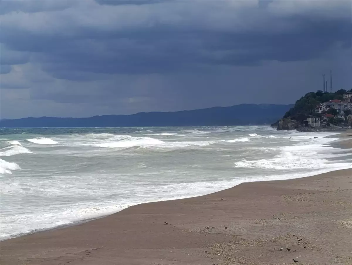 Akçakoca'da Kuvvetli Rüzgar ve Yükselen Dalgalar