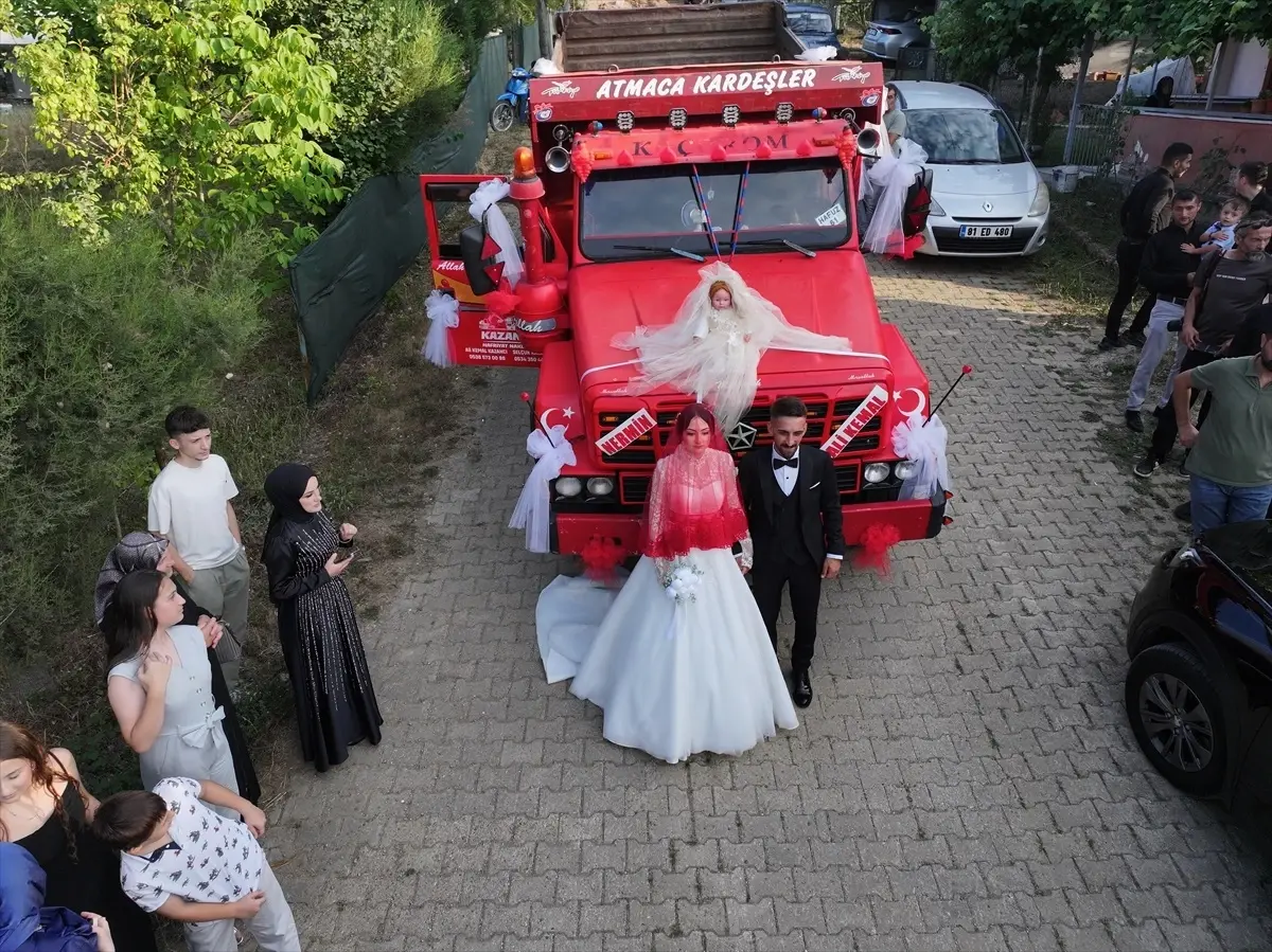 Kamyonu Gelin Arabası Yapan Damat, Sürpriz Düğün İşlemiyle Göz Doldurdu