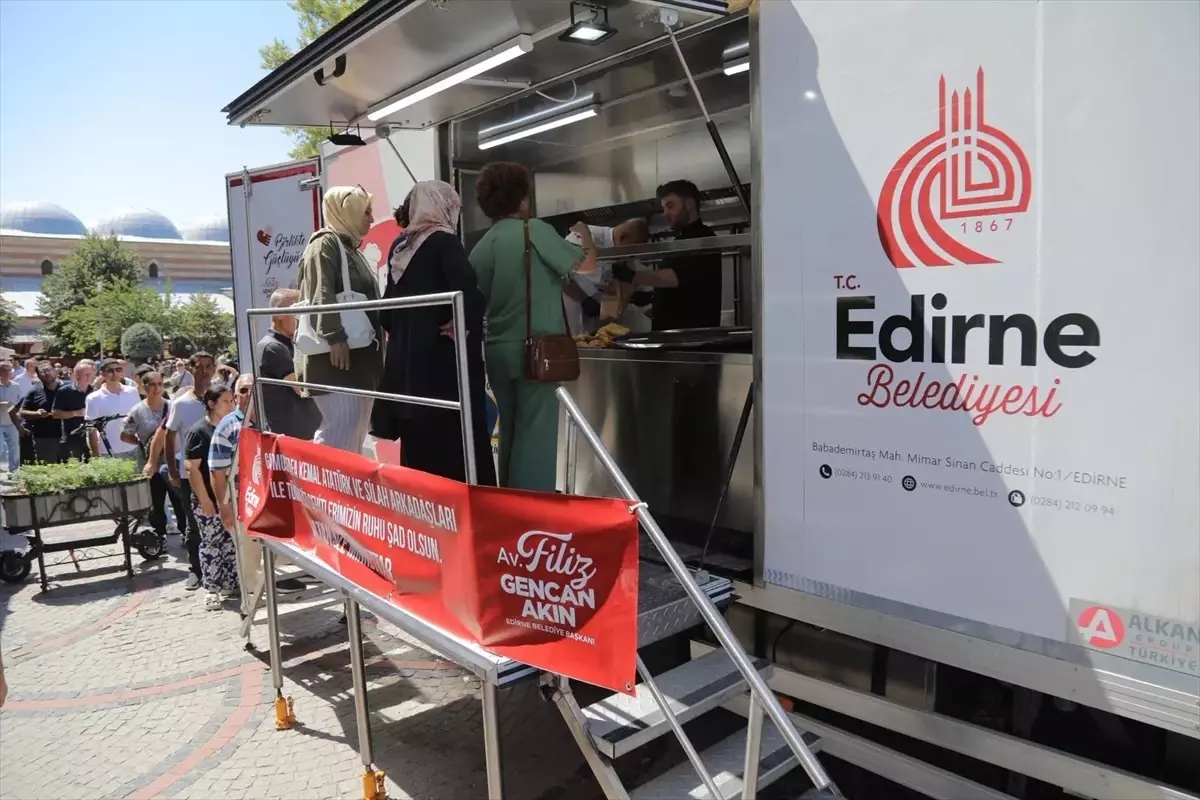Edirne Belediyesi 30 Ağustos Zafer Bayramı dolayısıyla lokma dağıttı