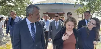 Edirne'de 18 Saat Ağaçta Mahsur Kalan Kedi Kurtarıldı
