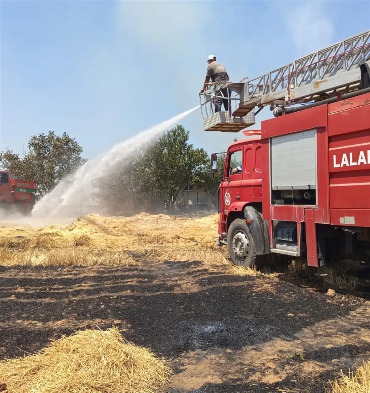 Edirne'de Anız Yangını 3 Metruk Eve Sıçradı