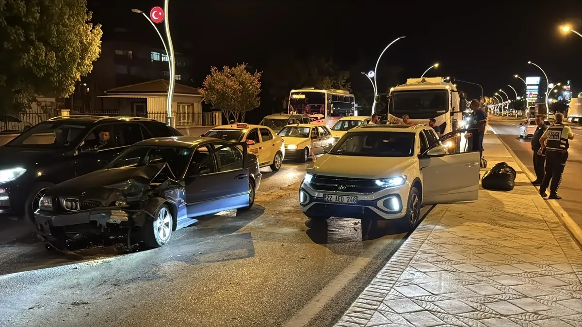 Edirne'de Zincirleme Trafik Kazasında 1 Yaralı