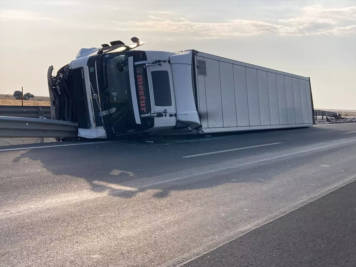 Edirne'de Devrilen Tırın Sürücüsü Yaralandı