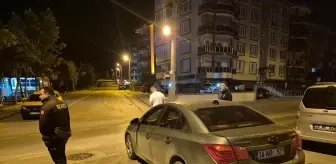 Edirne'de el freni boşalan otomobil park halindeki araçları teğet geçip kaldırıma çarparak durdu