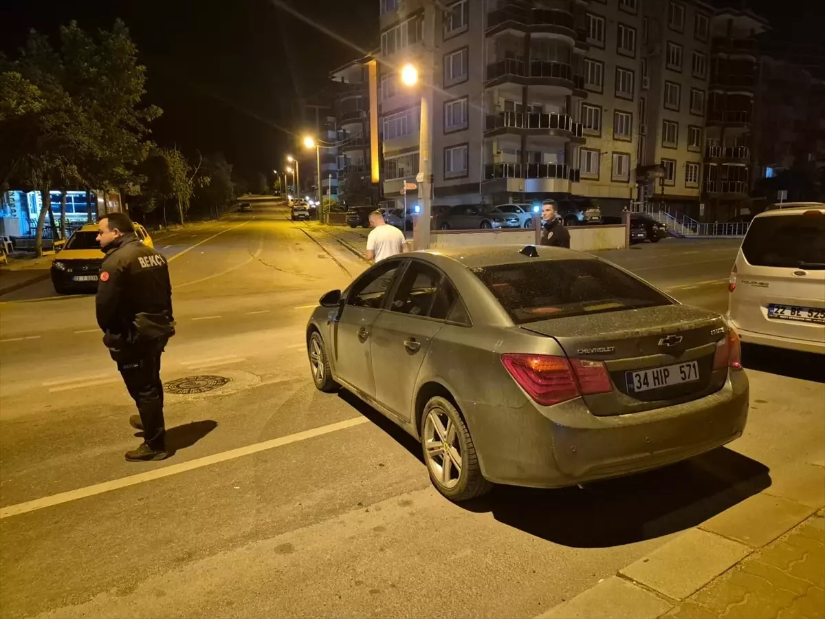 Edirne'de el freni boşalan otomobil park halindeki araçları teğet geçip kaldırıma çarparak durdu