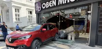 Edirne'de Park Halindeki Araç Mobilya Dükkanına Çarptı