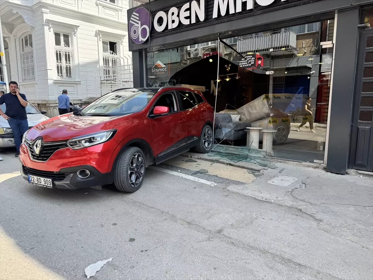 Edirne'de Park Halindeki Araç Mobilya Dükkanına Çarptı