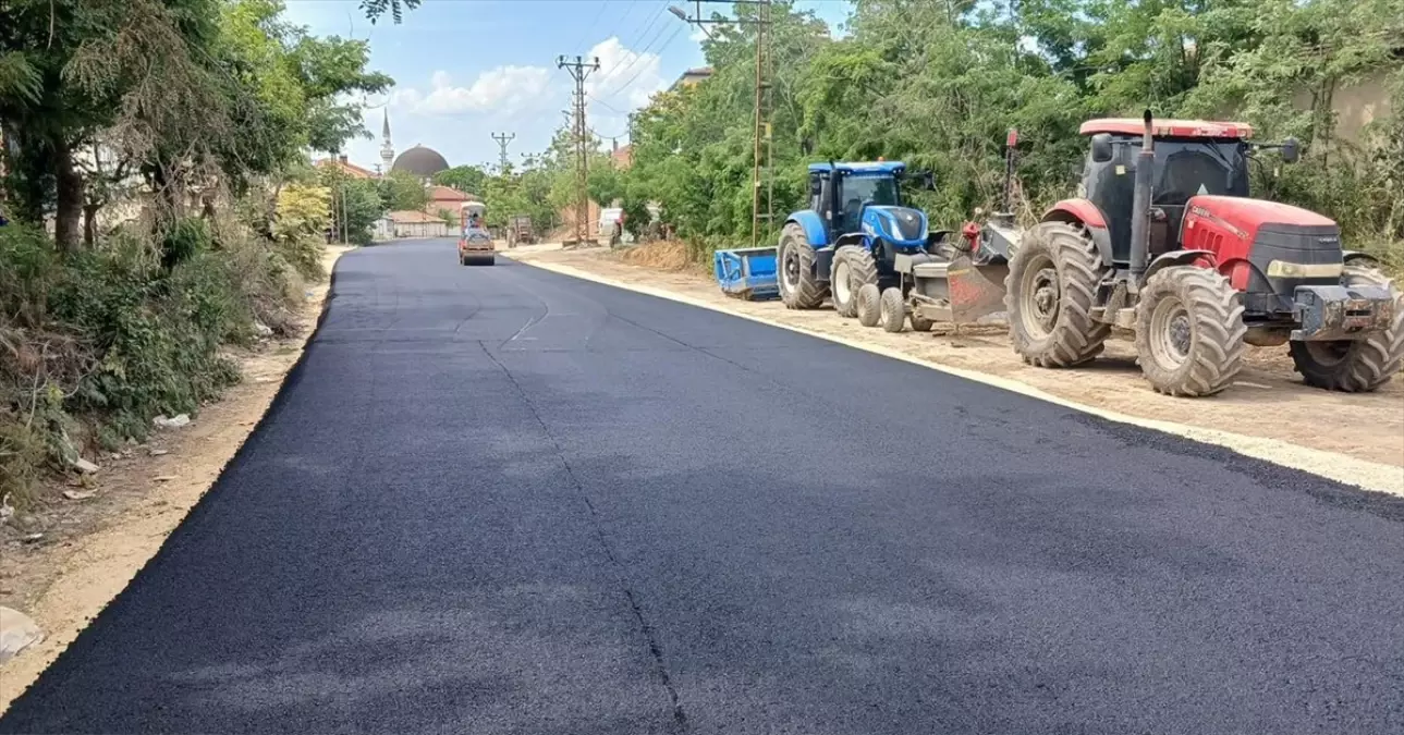 Edirne'de Köy Yolları Sıcak Asfaltla Yenileniyor