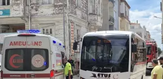 Edirne'de Motosiklet ile Midibüs Arasında Kaza: Motokurye Hastaneye Kaldırıldı