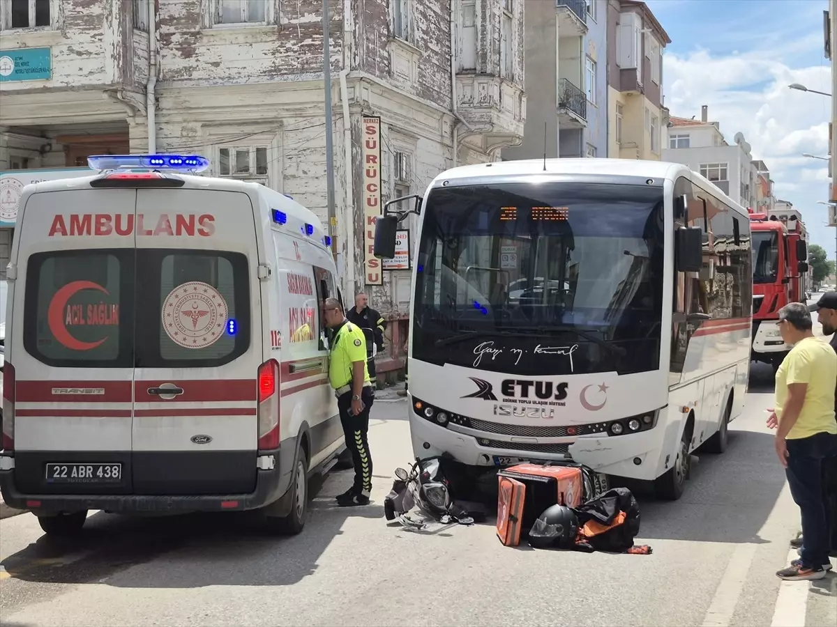 Edirne'de Motosiklet ile Midibüs Arasında Kaza: Motokurye Hastaneye Kaldırıldı
