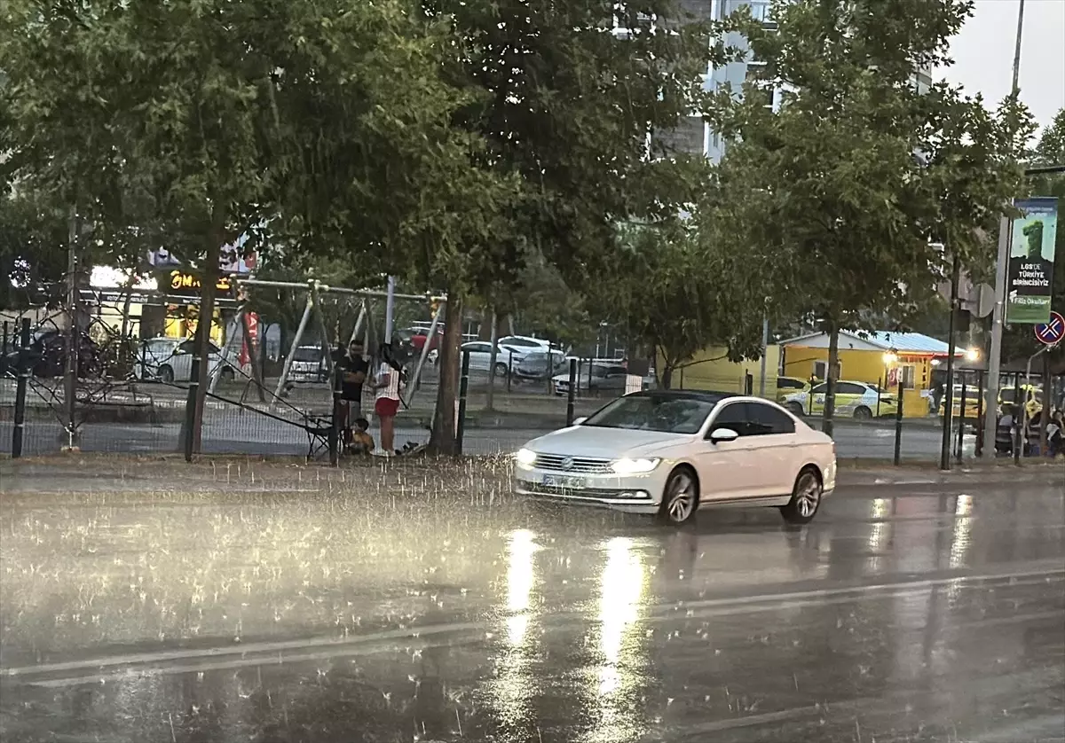 Edirne'de Kısa Süreli Sağanak Yağış Hayatı Olumsuz Etkiledi