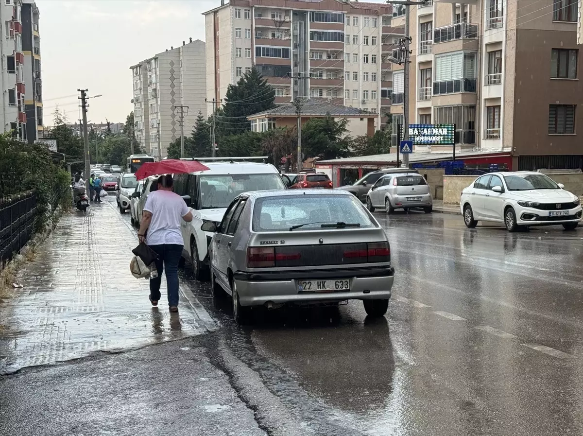 Edirne'de Sağanak Yağmur Hava Sıcaklıklarını Rahatlattı