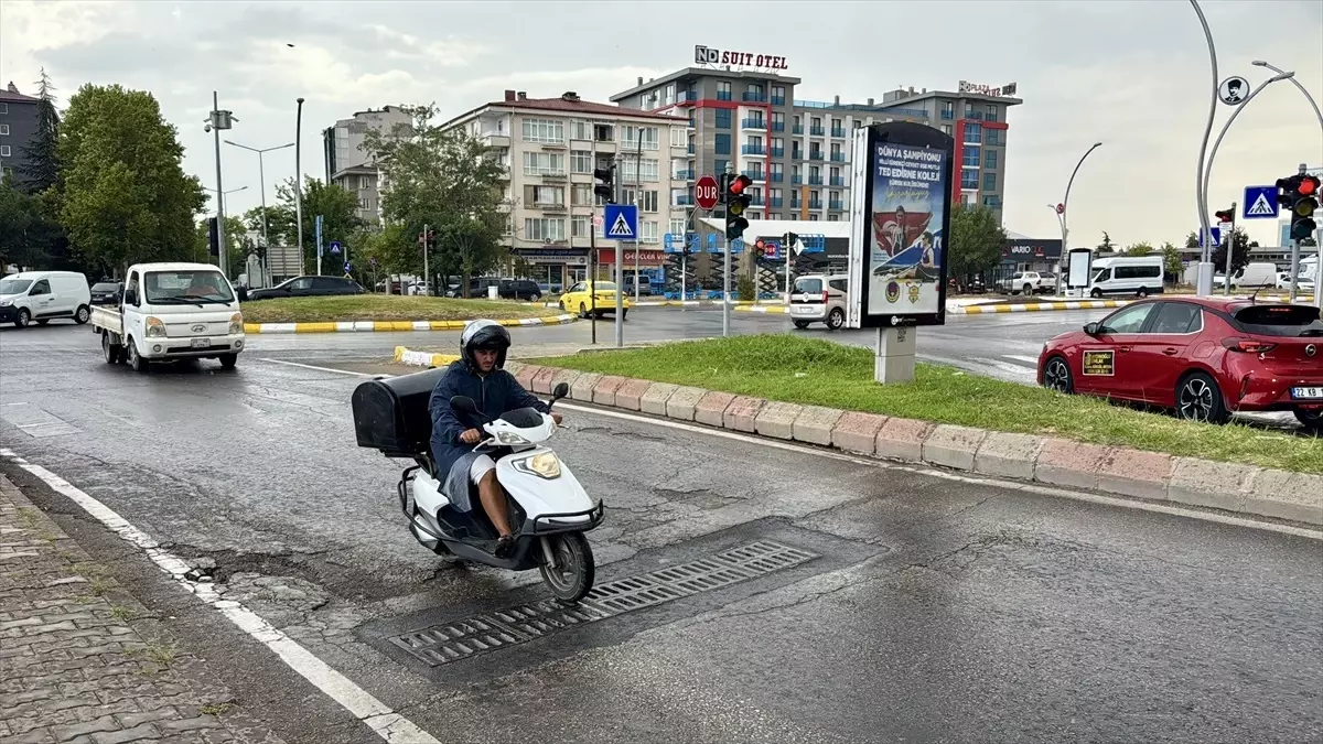 Edirne'de Gök Gürültülü Sağanak Yağış Etkili Oldu