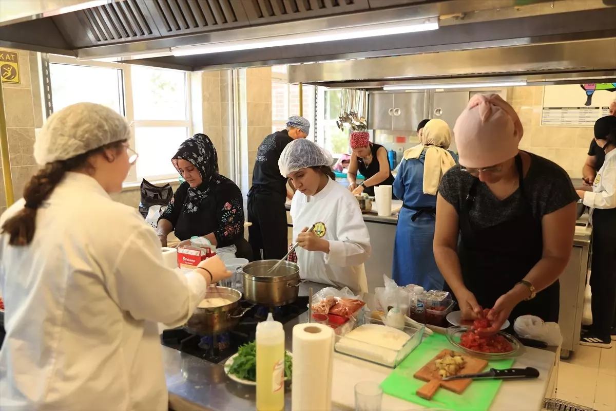 Edirne'de şef adayları ve ebeveynleri en lezzetli yemeği yapmak için yarıştı