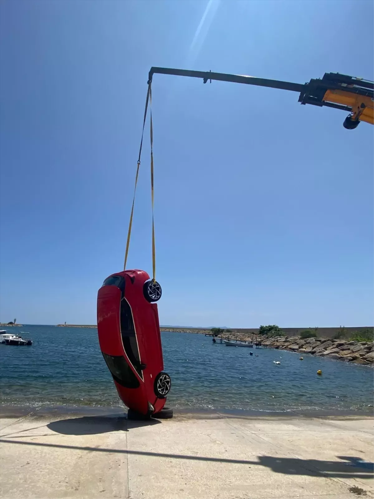 Keşan'da El Freni Unutulan Araç Denize Düştü