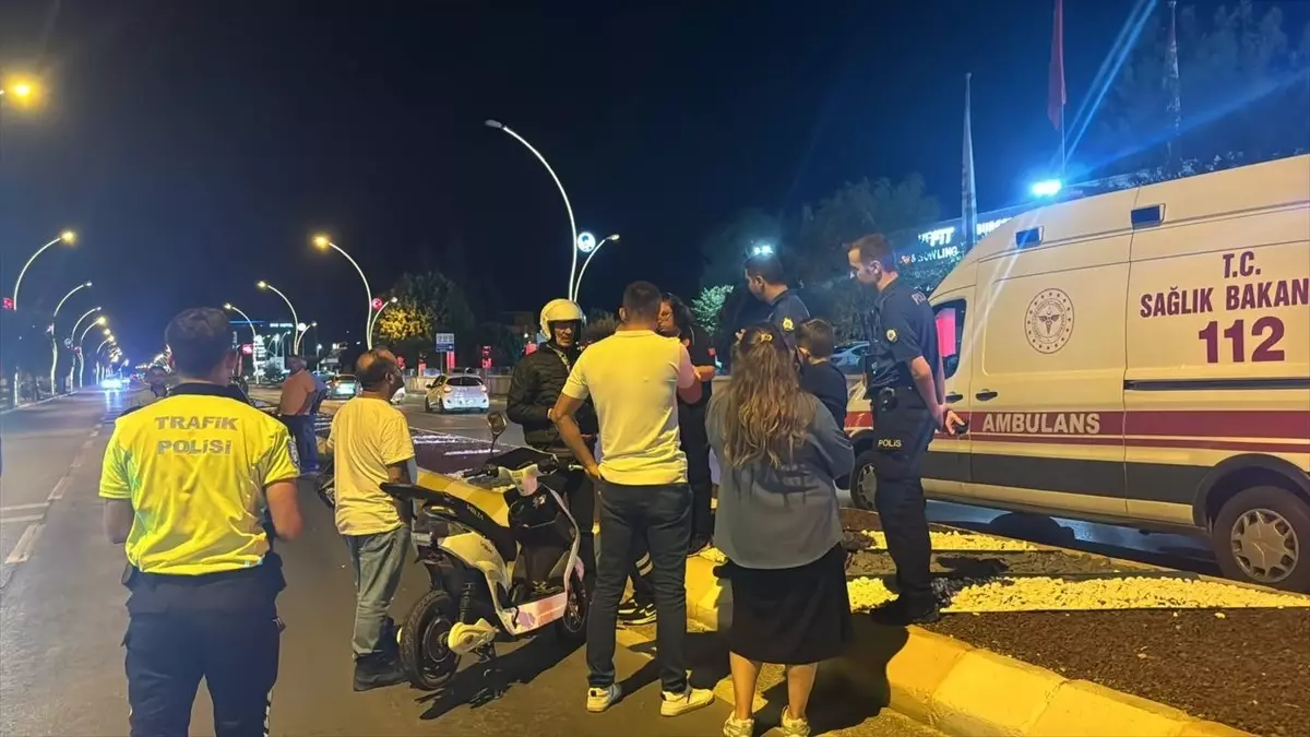 Edirne'de Ticari Taksi ile Elektrikli Motosiklet Çarpıştı: 1 Yaralı