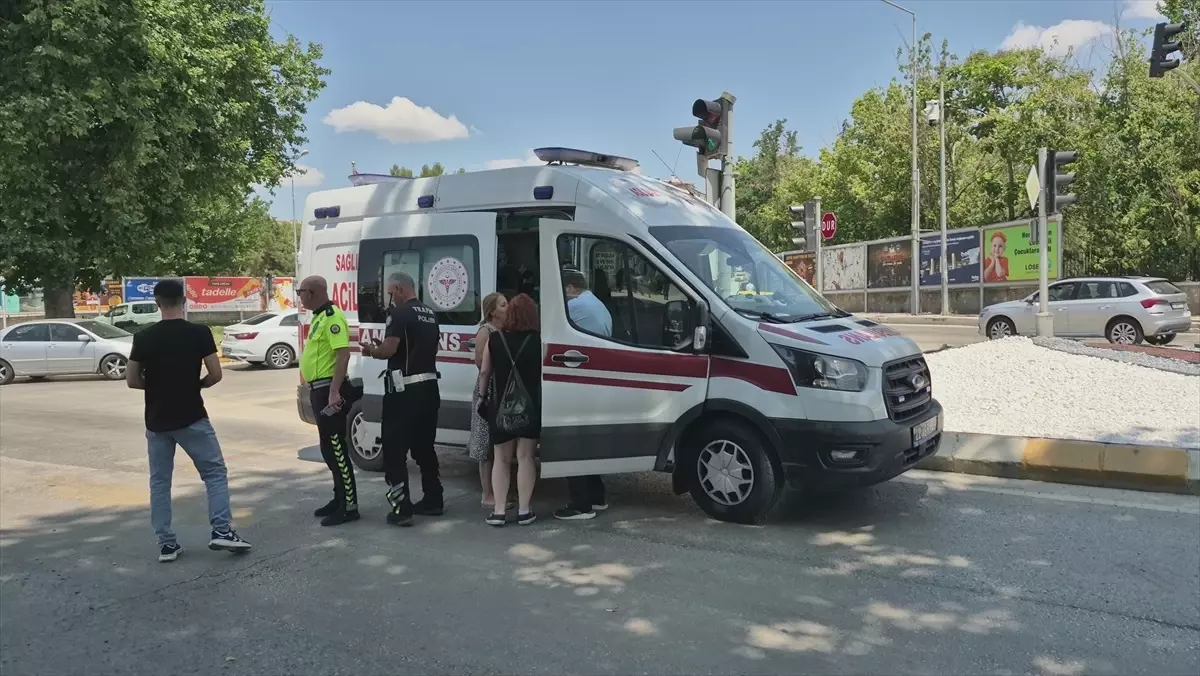 Edirne'de Minibüsün Çarptığı Bisikletli Çocuk Yaralandı