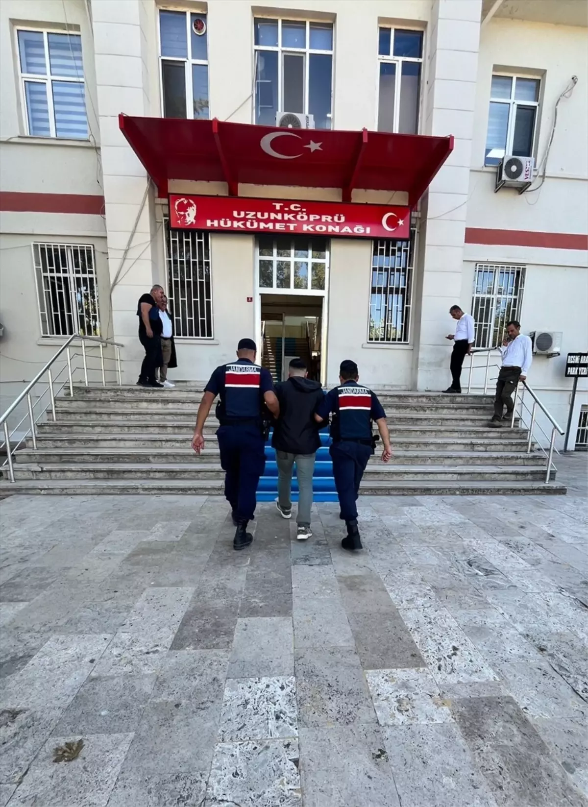Yurt Dışına Kaçmaya Çalışan İki Kişiden Biri Tutuklandı