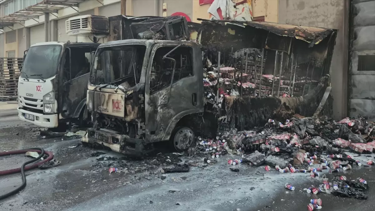 Edirne'de Yangın: 2 Kamyon Kendini Kullanılamaz Hale Getirdi