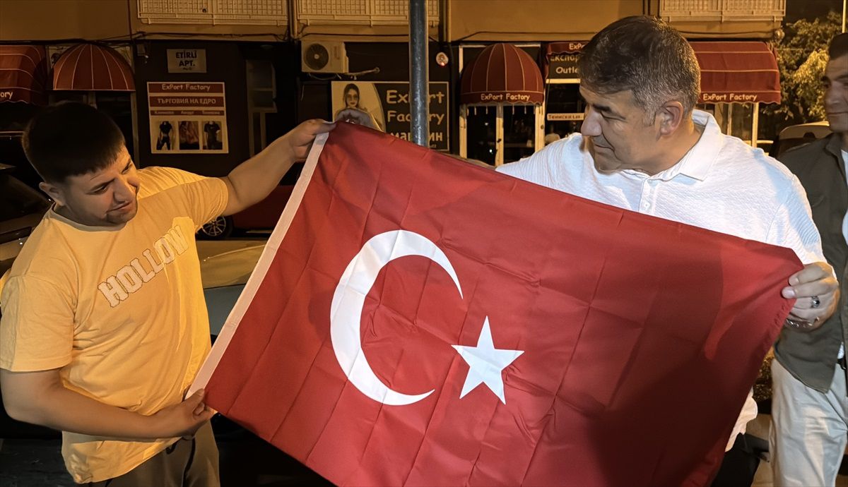 Edirne Emniyet Müdürü'nden Esnafa Türk Bayrağı Hediye