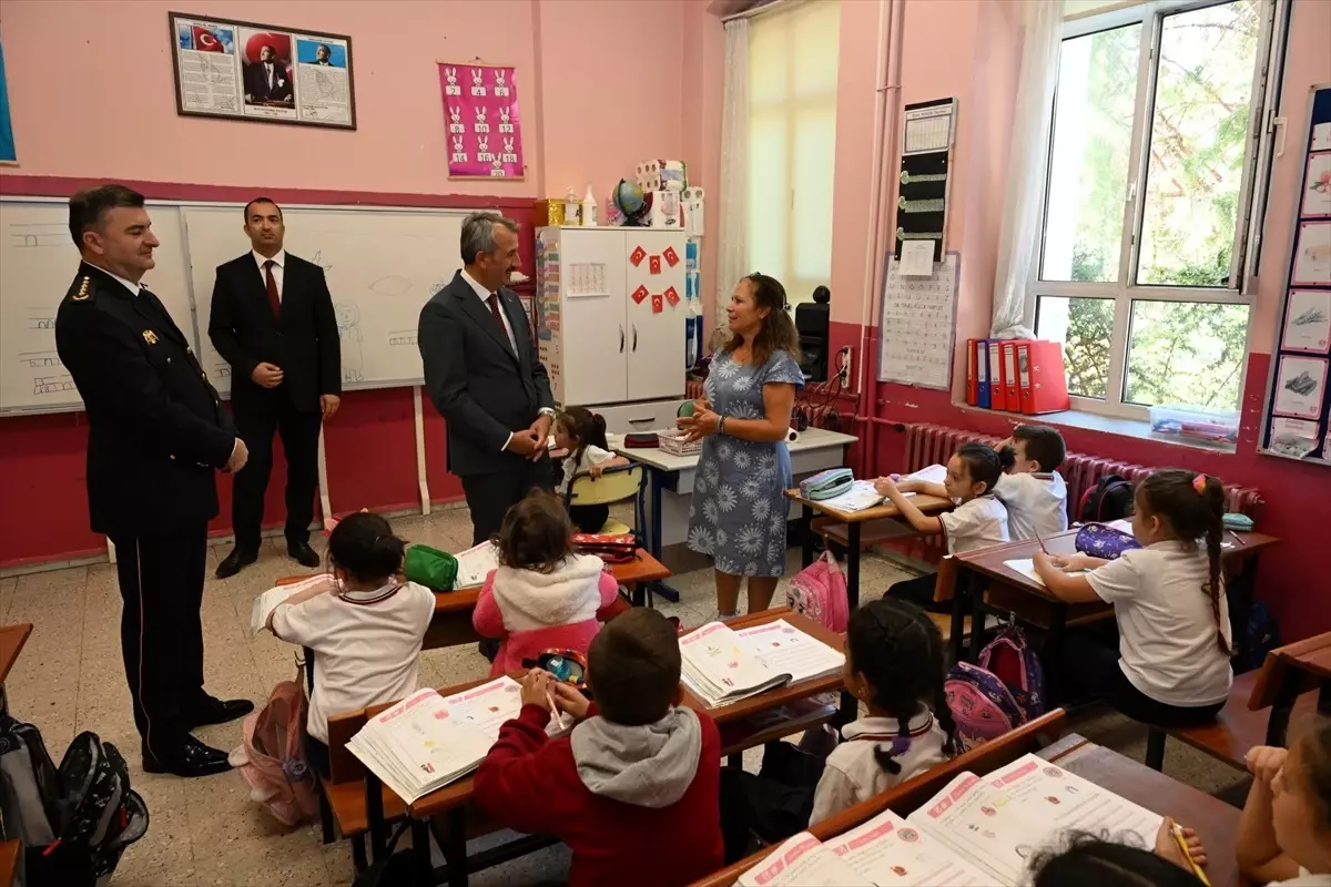 Edirne Valisi Yunus Sezer, İnönü İlkokulunu Ziyaret Etti
