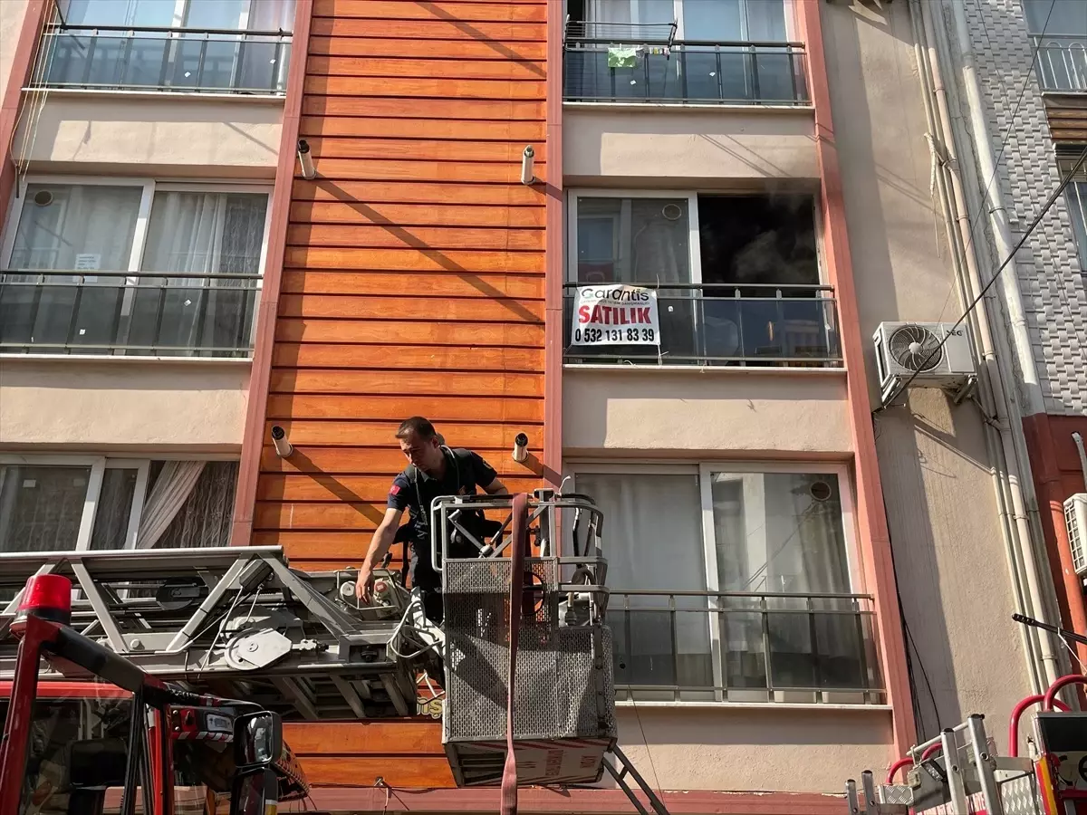 Aydın'da Apartman Yangını Söndürüldü