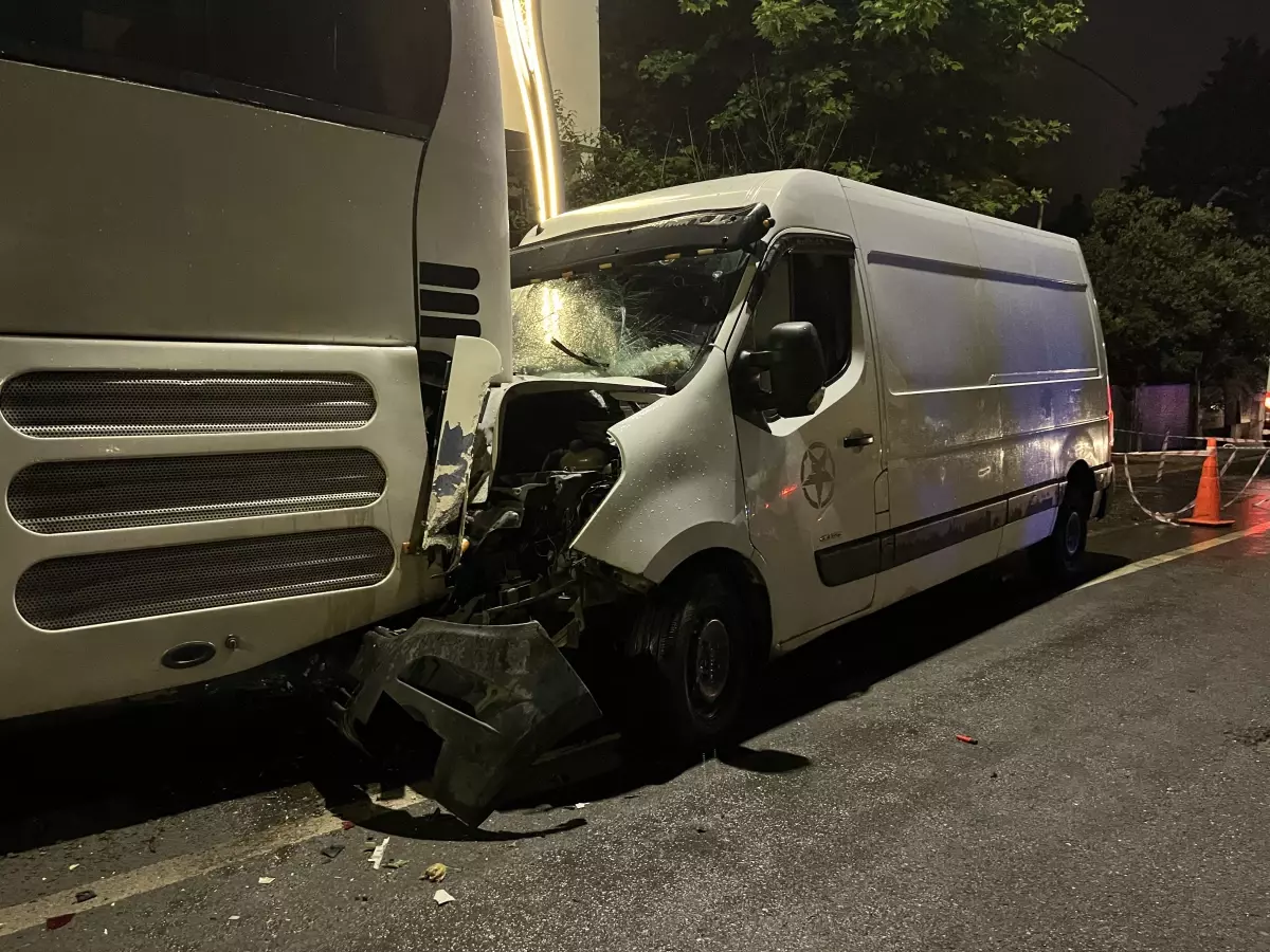 Kocaeli'de Kamyonet Otobüse Çarptı: 3 Yaralı