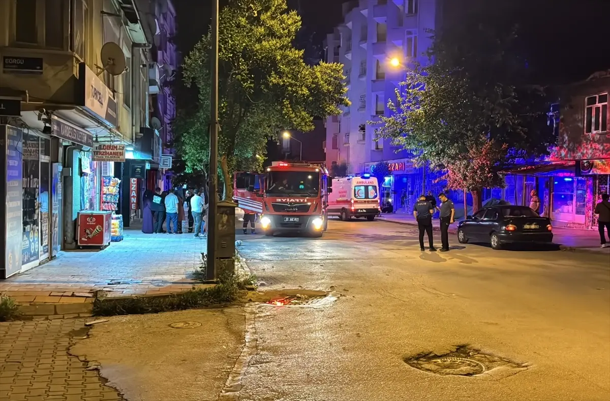 Elazığ'da 4 Katlı Apartmanda Yangın: 2 Kişi Dumandan Etkilendi