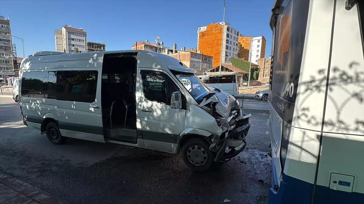 Elazığ'da Trafik Kazası: 8 Yaralı