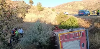 Sivrice'de İtfaiye Aracı Devrildi: 2 Görevli Yaralandı