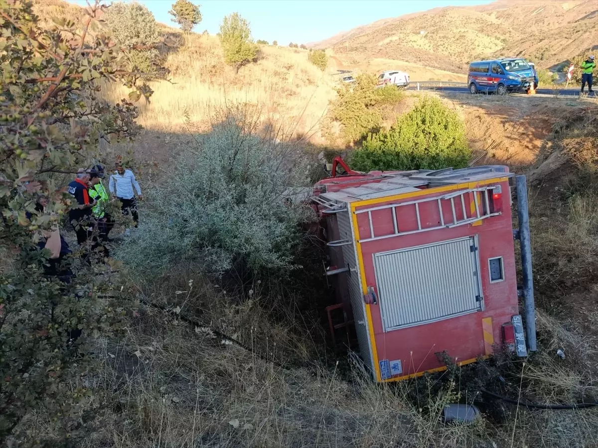 Sivrice'de İtfaiye Aracı Devrildi: 2 Görevli Yaralandı