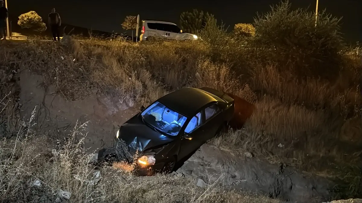 Elazığ'da Şarampole Devrilen Otomobilde 5 Yaralı