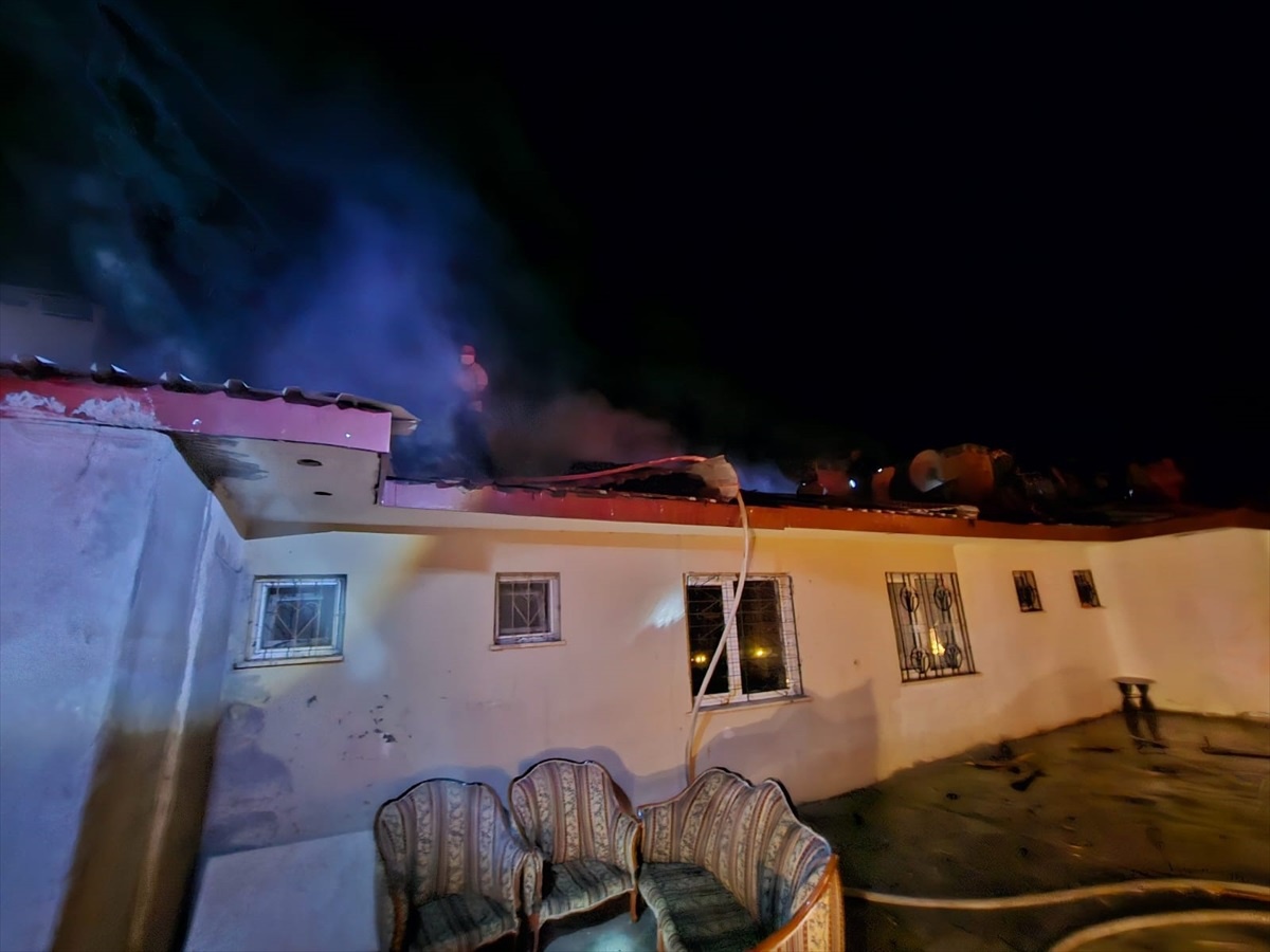 Elazığ'da Bir Evde Çıkan Yangında 3 Kişi Dumandan Etkilendi