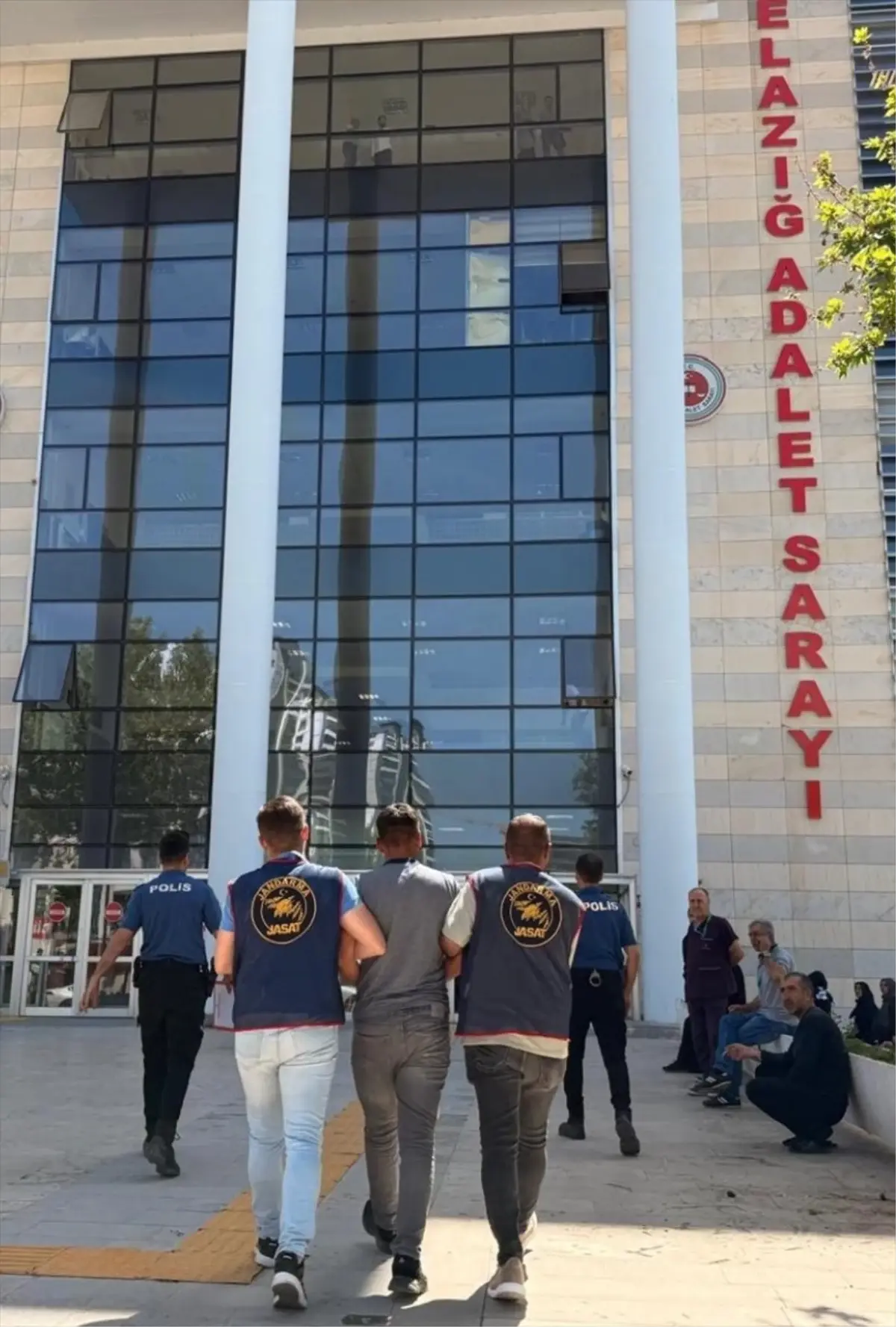 Elazığ'da Hırsızlık Şüphelileri Yakalandı: Bir Tutuklama