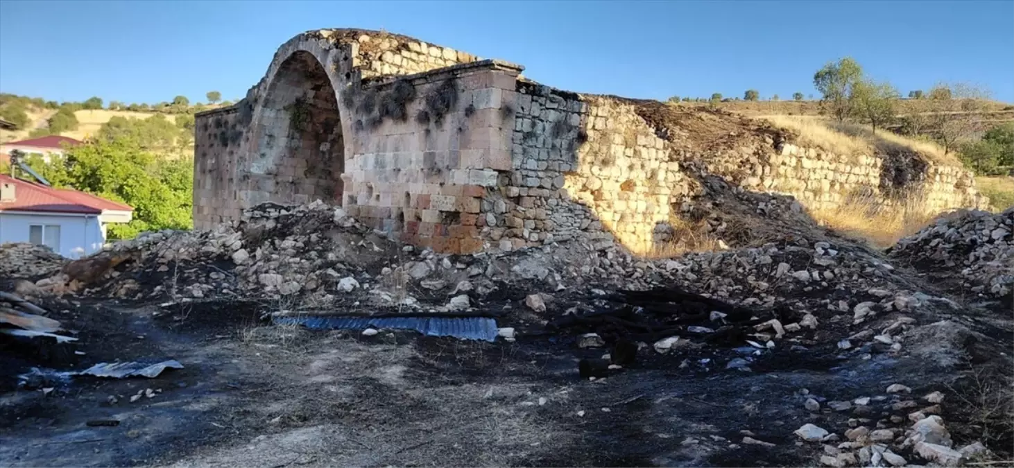 Elazığ'da Yangın: Tarihi Kervansaray ve Eve Sıçradı