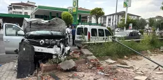 Elazığ'da Otomobil ve Hafif Ticari Araç Çarpıştı: 3 Yaralı
