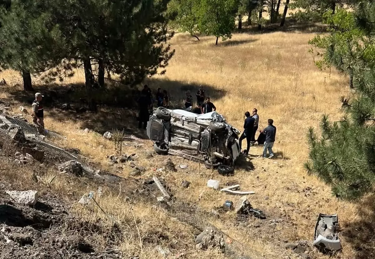 Elazığ'da Hafif Ticari Araç Şarampole Devrildi: 3 Yaralı