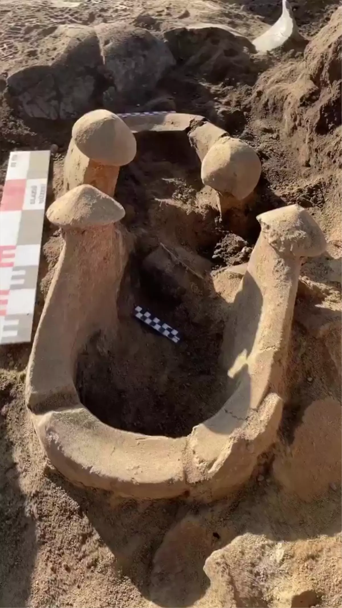 Elazığ'da 6 Bin Yıllık Kutsal Ocaklar ve Çömlekler Bulundu