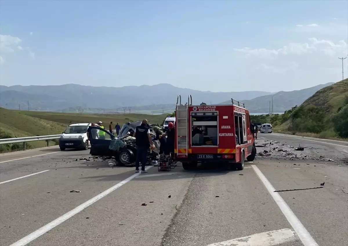 Elazığ'da TIR ve Otomobil Çarpışması: 1 Ölü, 2 Yaralı