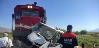 Elazığ'da Tren Kamyonete Çarptı: Sürücü Yaralandı