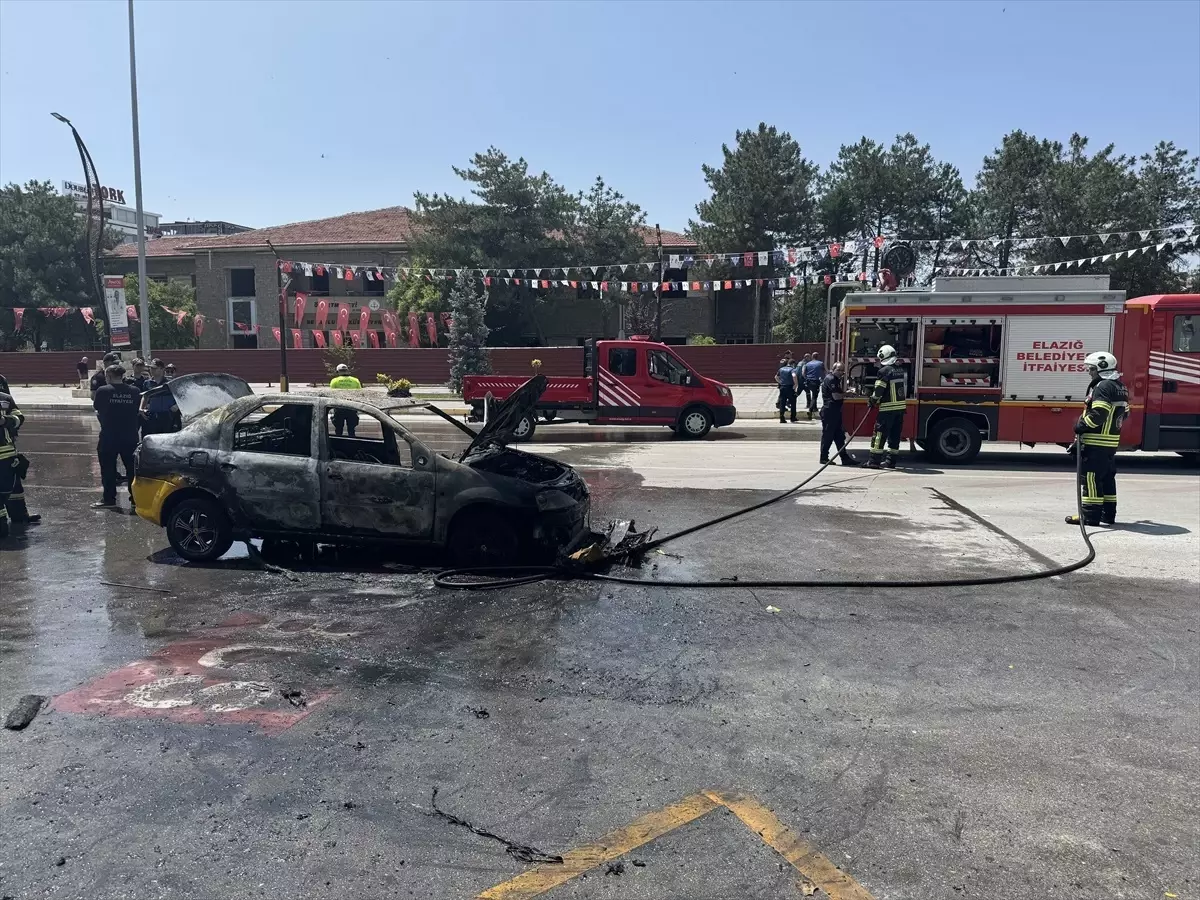 Elazığ'da Taksinin Alev Alması Sonucu Sürücü Yaralandı