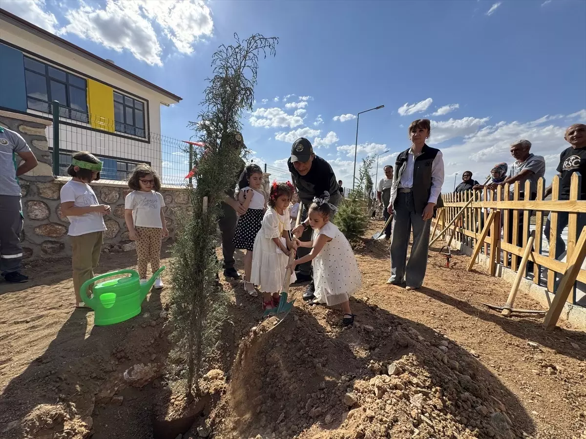 Elazığ'da Anaokulu Öğrencileri 'Yeşil Vatan' Temasıyla Fidan Dikti