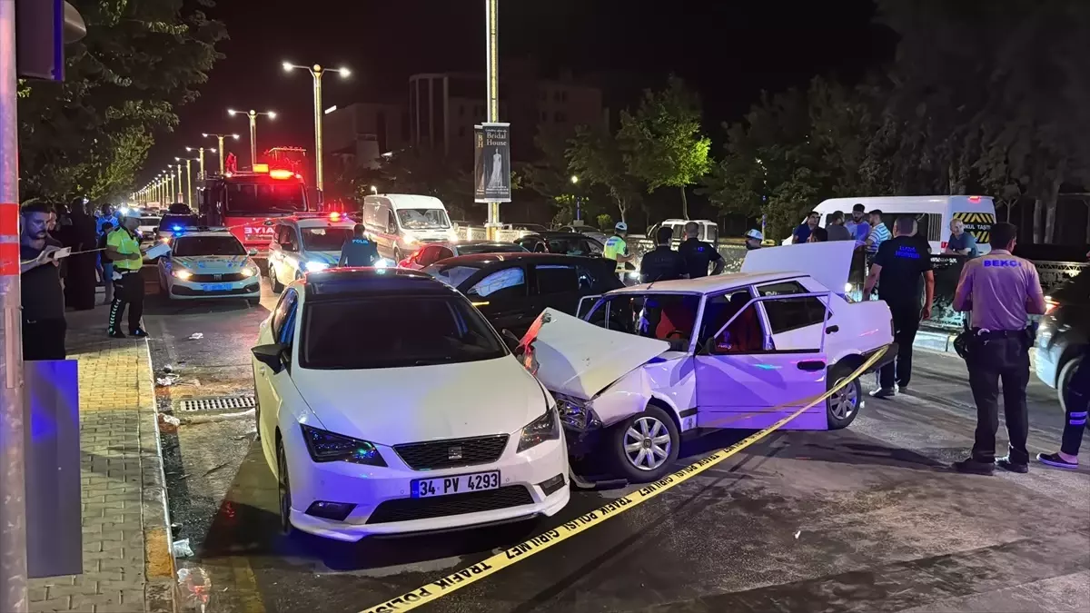 Elazığ'da Zincirleme Trafik Kazası: 4 Yaralı