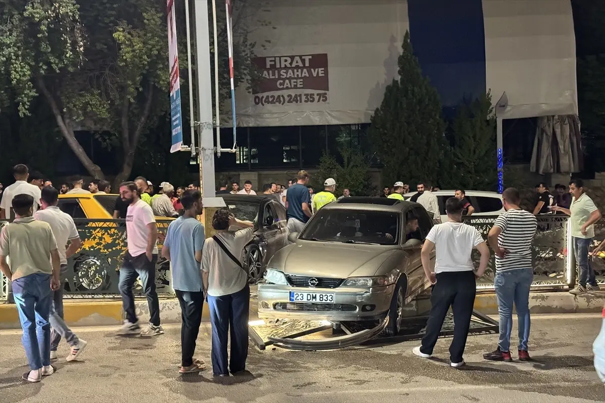 Elazığ'da zincirleme trafik kazasında 3 kişi yaralandı