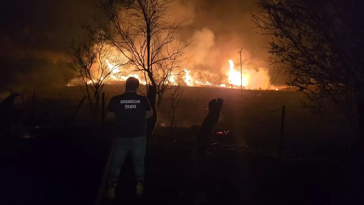 Elazığ'da Kırsal Alanda Yangın Söndürme Çalışmaları Devam Ediyor