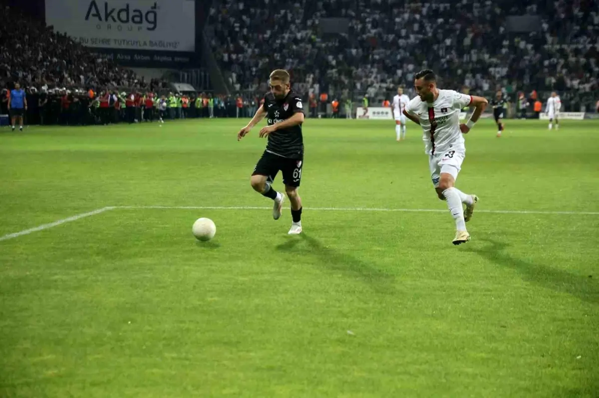 Elazığspor - Vanspor FK Maçı Yardımcı Hakeme Cisim İle İlgili Tatil Edildi